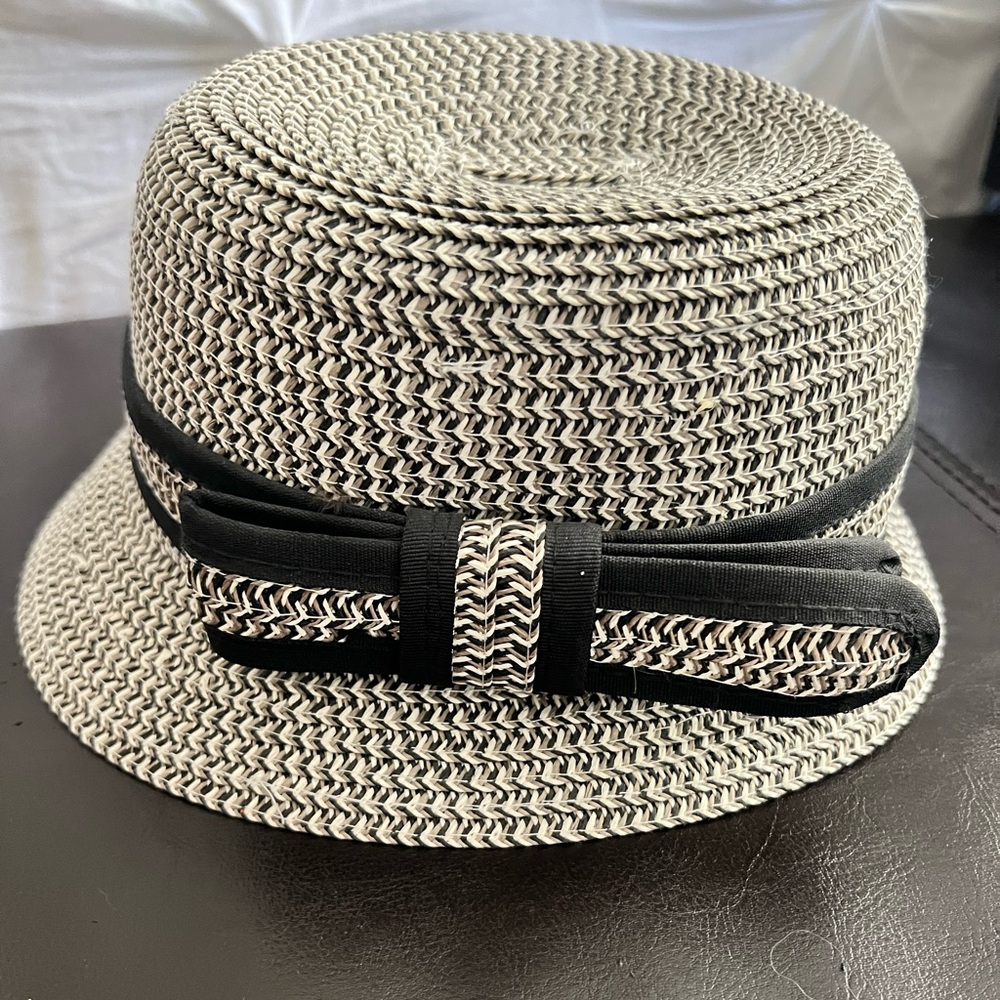 Brand new! Lids woven hat with bow